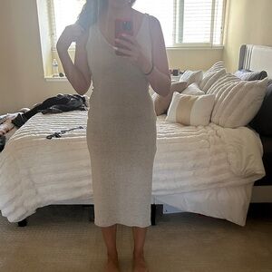 Elegant White Sleeveless Dress